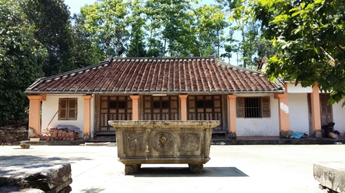 Blast to the past: An ancient house is preserved by a local resident in Lộc Yên village in the central Quảng Nam Province’s Tiên Cảnh commune. The house was built nearly 200 years ago, along with a garden, rows of trees and bushes, a stone path entrance and terraced walls. VNS Photo Công Thành