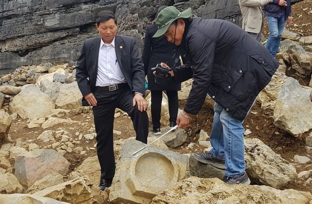 Scientists examine the remnants of an ancient pillar at the site.  Image: dantri.vn