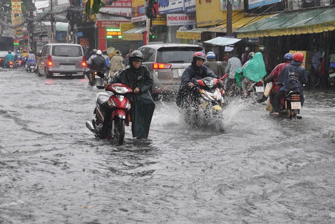 Heavy flood on Phan Huy Ích Street, Gò Vấp District after a heavy ... - Viet Nam News