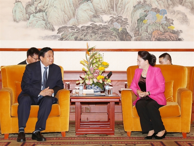 Top legislator meets Chinese businesspeople in Beijing