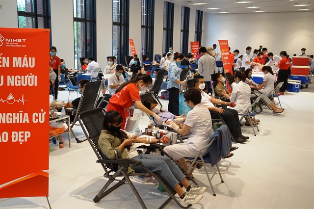 Thousands of people donate blood in Hà Nội