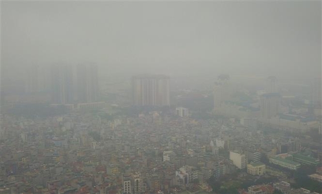 Dense fog covers Hà Nội as air pollution rises