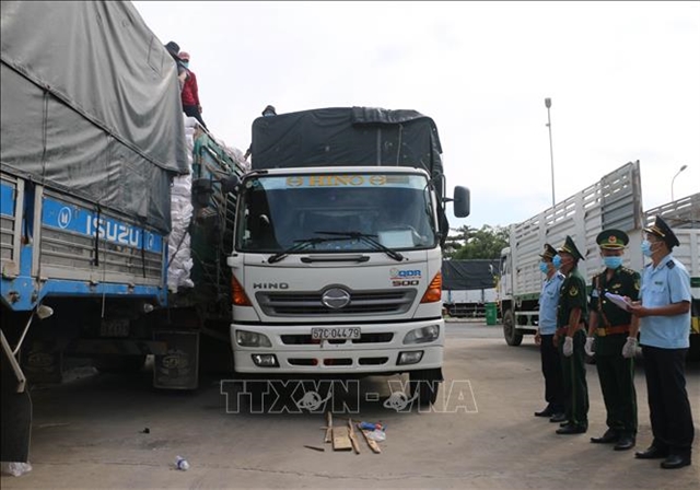 Provinces tighten control at border after Cambodia records first Omicron variant case