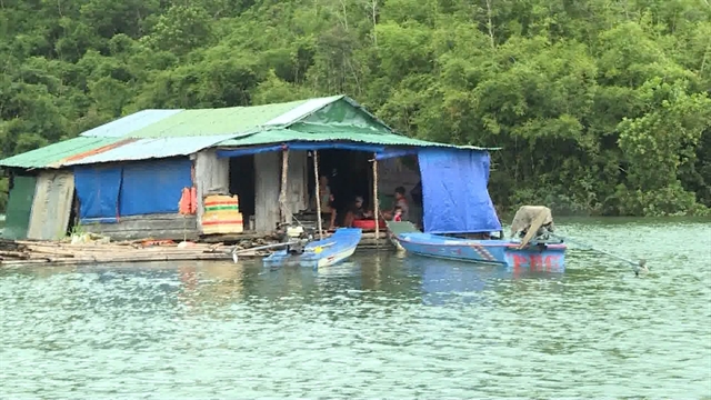 People in floating villages on hydropower reservoir face tough times amid pandemic