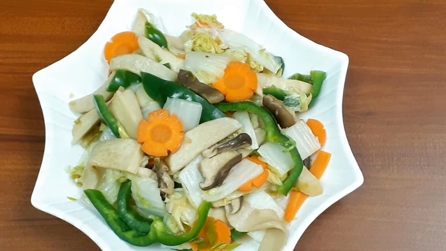 Chinese cabbage with king oyster mushroom