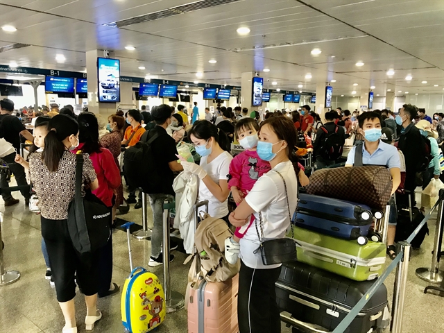 HCM City airport gives COVID tests to passengers returning from the north