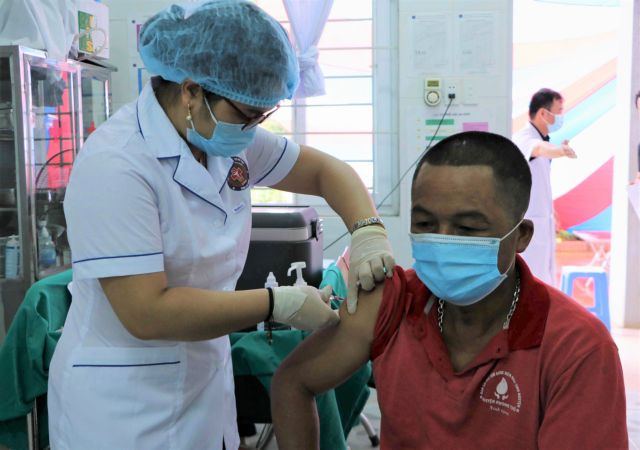 Residents in border areas of Lai Châu Province get Sinopharm COVID-19 vaccine