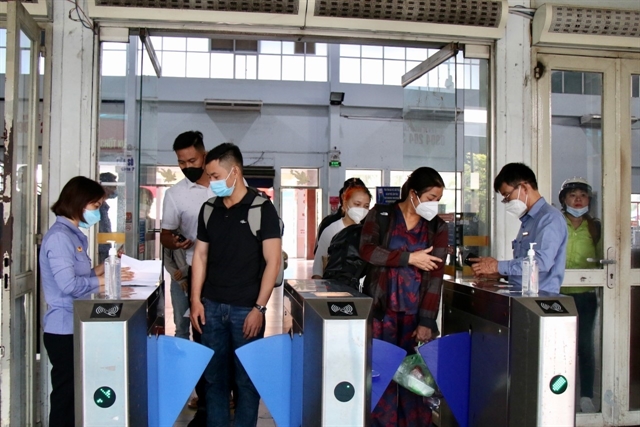 Migrant workers leave early for Tết due to hometown quarantine regulations