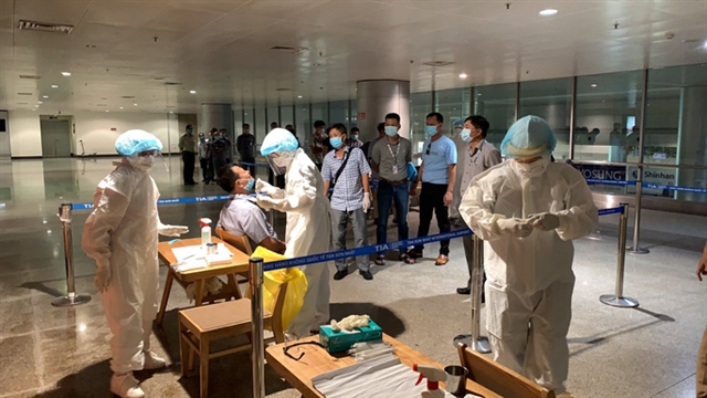 HCM City detects 2 more Omicron cases linked to woman arriving from US