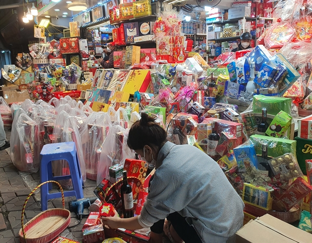 Hà Nộis gift hamper market buzzing ahead of Tết