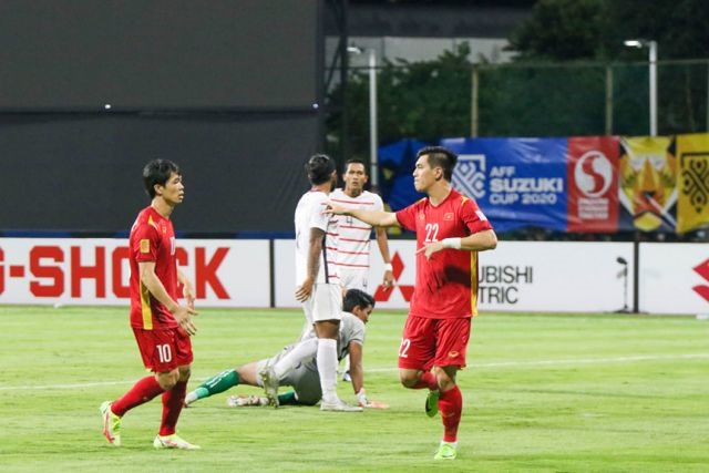 Việt Nam thrash Cambodia to face Thailand in AFF Cup semi