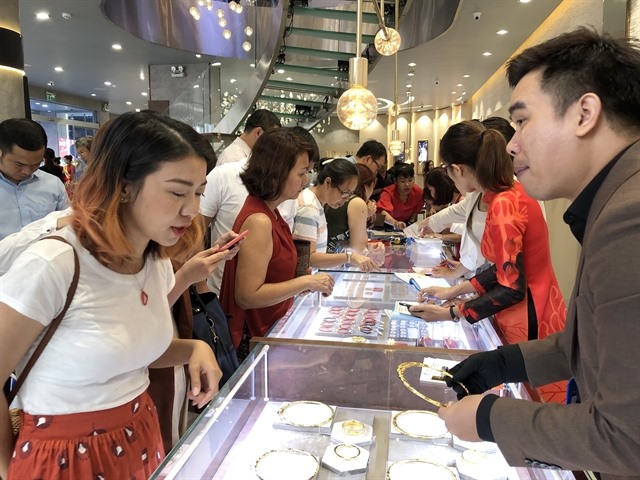 Gold shops prepare for God of Wealth Day rush