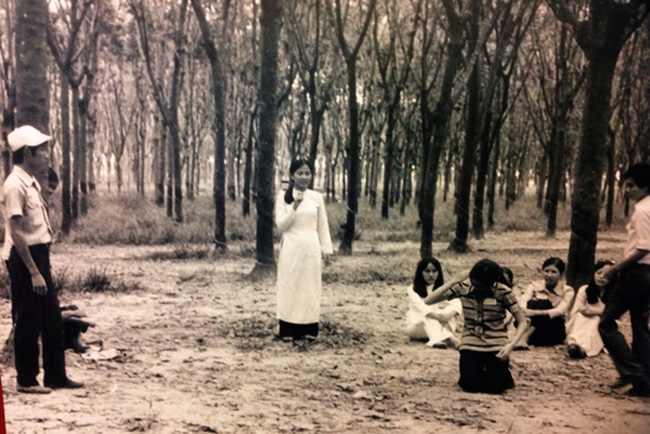 Exhibition showcases wartime ao dai