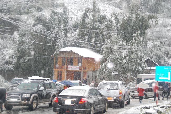 Tourist flocking to snowy Sa Pa | vietnamnews.vn