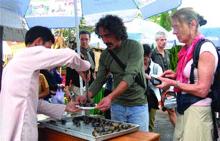 Ha Noi street food: cooking up a storm