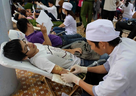 Thousands of young people donated blood yesterday in 10 provinces and cities throughout the country as part of the 6th Red Sunday programme. Thousands of young people donated blood yesterday in 10 provinces and cities throughout the country as part of the 6th Red Sunday programme.