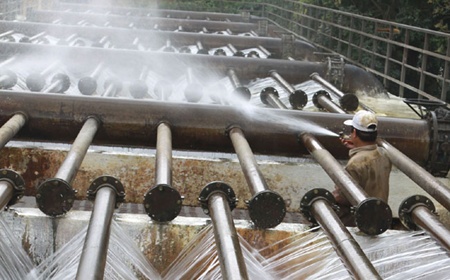 A worker maintains a water treatment tank at the Yen Phu Water Company in Ha Noi. People living in apartment buildings in the capital A worker maintains a water treatment tank at the Yen Phu Water Company in Ha Noi. People living in apartment buildings in the capital's new urban areas are expressing concern over poor-quality tap water.