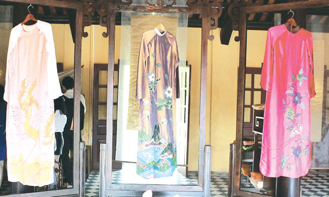 Hue visitors get glimpse of royalty