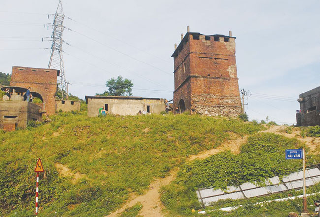 Dispute leaves old gates in ruins