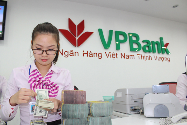 Dong Strengthens Against Dollar Economy Vietnam News Politics A Bank Teller Counts Us Dollars In Vpbank S Branch Ha Noi The Usd Vnd Exchange Rate Hit Highest Reduction Since Mid August On Central