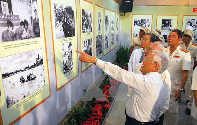 Pictures, objects from historic revolution effort displayed