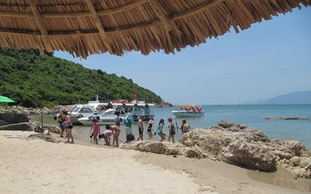 Fun in the sun: Beaches in Da Nang city are top choice for tourists during their weekend and summer vacation. Nearly 100 businesses, travel agencies and hotels have joined a promotion programme in the central city from September through next March. Fun in the sun: Beaches in Da Nang city are top choice for tourists during their weekend and summer vacation. Nearly 100 businesses, travel agencies and hotels have joined a promotion programme in the central city from September through next March.