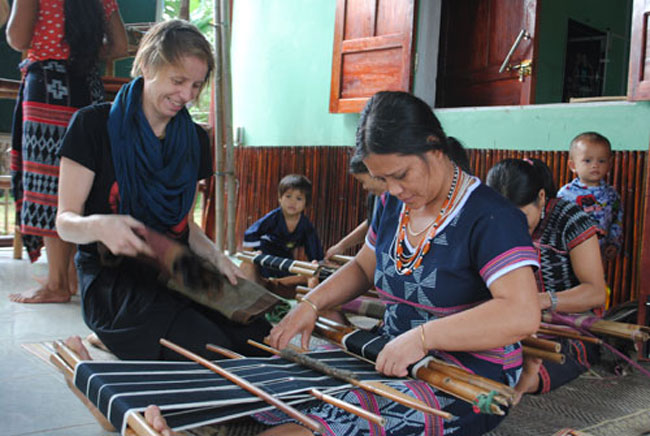 Belgian helps Co Tu weaving