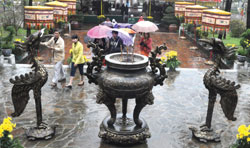 Hue opens traditional Tet fest with prayer for peace