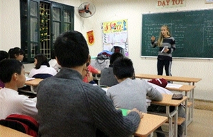 Volunteers help kids learn English