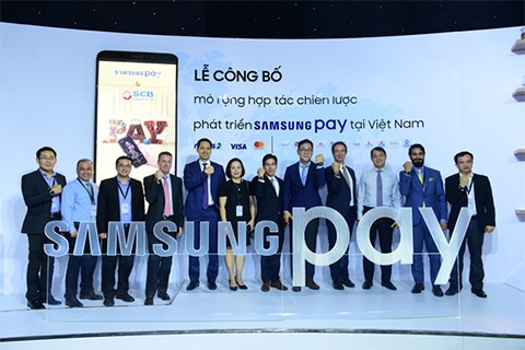 Kim Choel Gi, CEO of Samsung Vina, together with representatives from 15 banks, in the event marking the expansion of the partnership network of Samsung Pay in Việt Nam on May 26