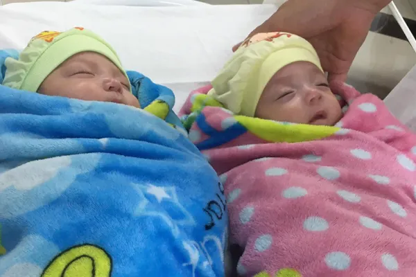 Vietnamese doctors make miracle by saving premature twins weighing 500g ...