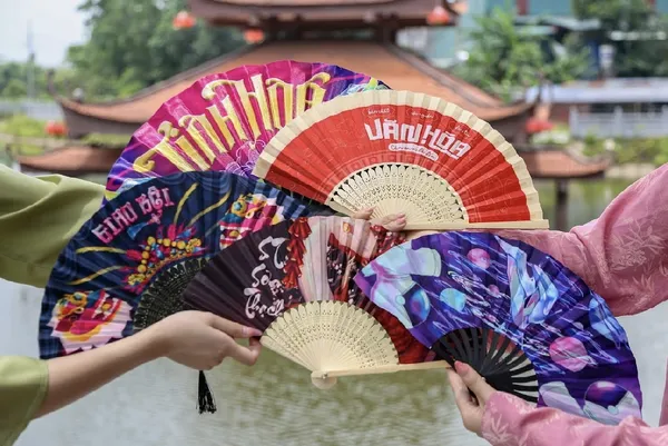 Traditional fans bring a fresh breeze to contemporary life