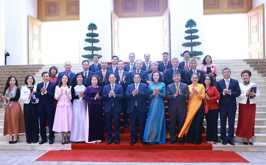 PM meets with new ambassadors, heads of Vietnamese representative offices abroad