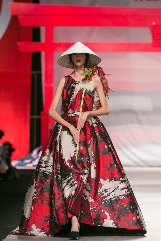 Phương Mys Spring Sumer 2017 Pristine collection closes the VIFW