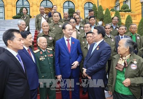 President receives Lao delegation that contributed to VN revolution