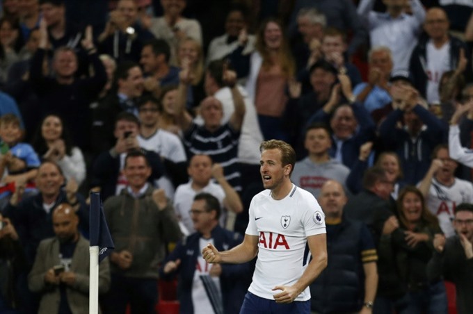 Kane fires Spurs into Champions League as Chelseas charge falters