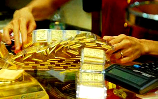 Gold prices climb in the market