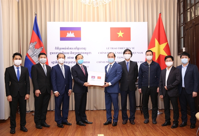 COVID-19: Việt Nam presents medical equipment to Laos, Cambodia