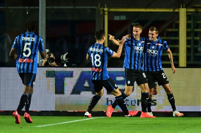 Mario Pasalic (2ndR) của Atalanta đã ghi bàn trong vòng hai phút trước Brescia ở Bergamo. Ảnh AFP