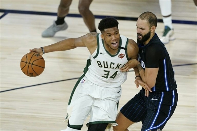 Bucks close in on Magic