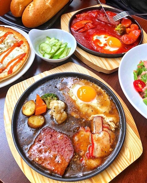 Try a meal in a frying pan in HCM City