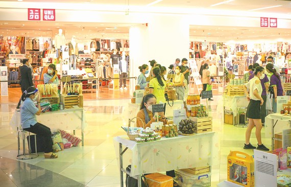 Retailers in HCM City adapt to customer trends after social distancing 