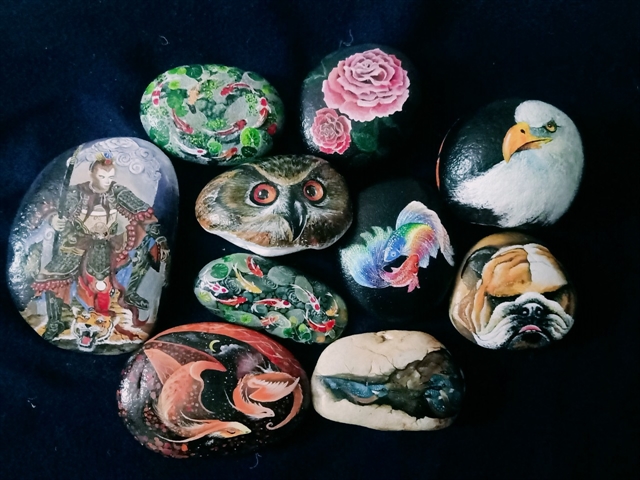 Art teacher brings pebbles to life