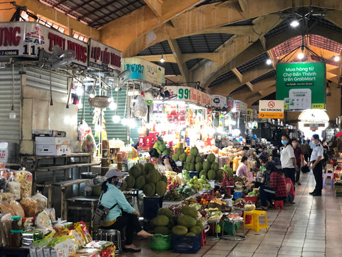 Struggling shopkeepers at HCM City traditional markets learn to sell online