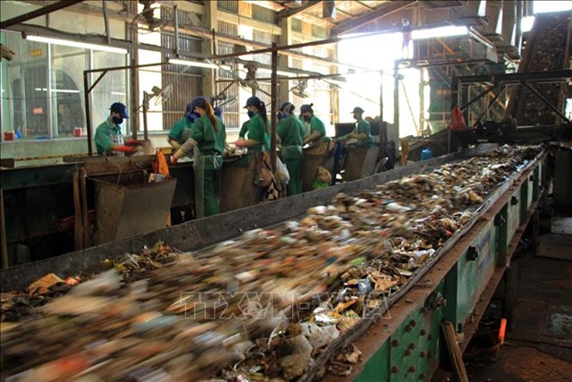 Japan supports Việt Nam in building regulations on waste management