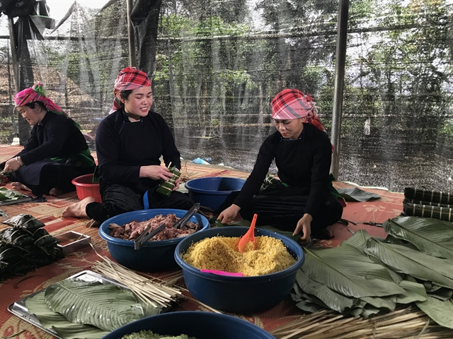 Black sticky rice cakes – a dish steeped in Tày philosophy