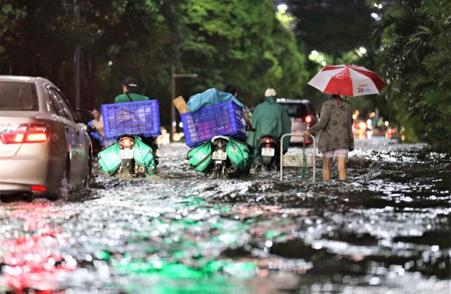 Poor urban planning leaves Hà Nội streets under water