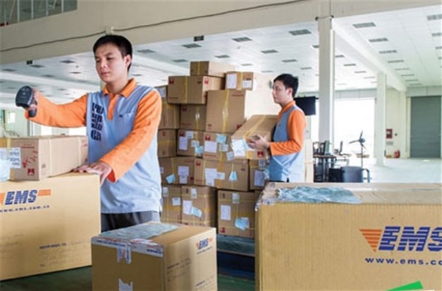 Delivery businesses resume in HCM City, but stymied by Covid restrictions