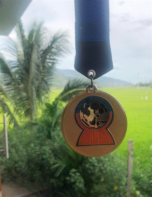 Midfielder Triều auctions his medal to raise money to fight COVID-19 pandemic