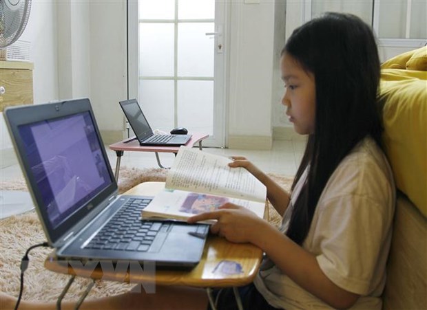 77,000 students in HCM City still lack either internet access or electronic devices 